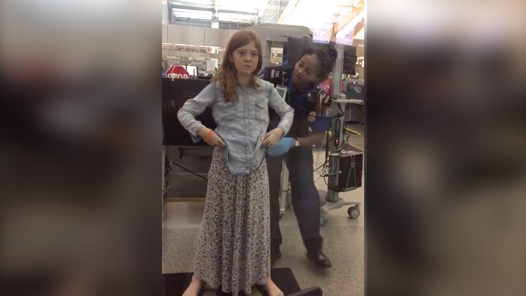 Video: Una agente cachea de manera abusiva a una niña en un aeropuerto de EE.UU.