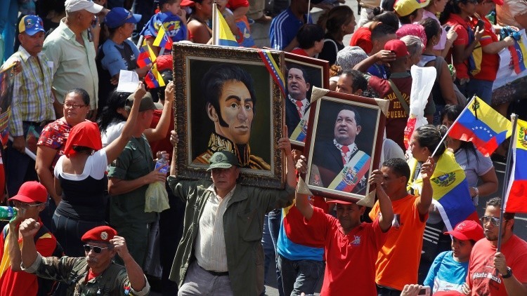 Rescatan los cuadros de Bolívar y Chávez desechados por la oposición venezolana del Parlamento