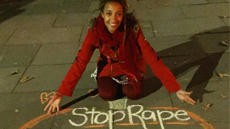 Activista que compartió su experiencia de violación en la Red se desnuda para crear conciencia