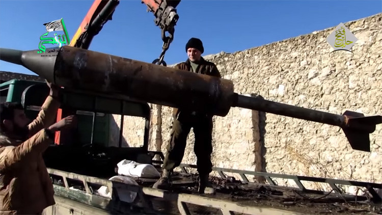 Video: Terroristas sirios de Al Qaeda crean un cohete mortífero con objetos cotidianos