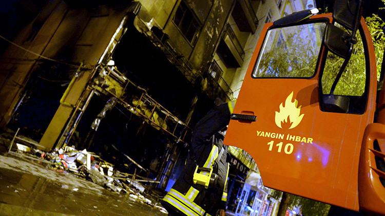 Fotos, video: Arde un hotel en el centro de Estambul