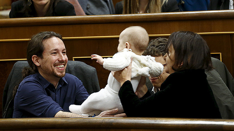 Una diputada española desata una ola de bromas en la Red al llegar al Congreso con su bebé