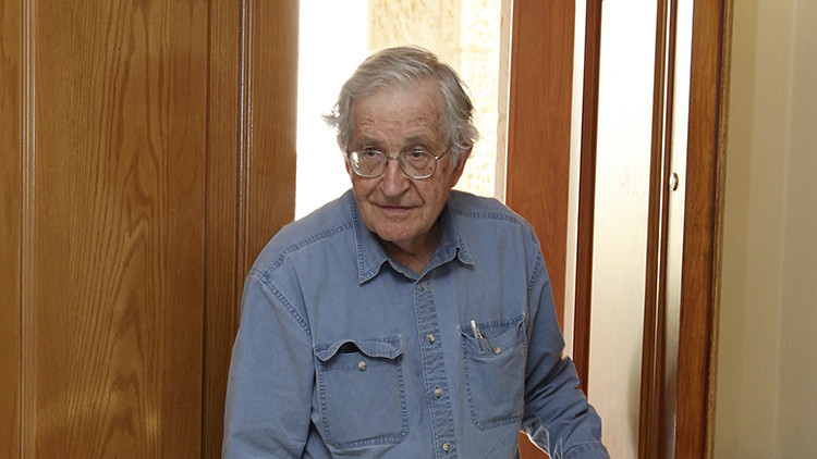 Chomsky acusa al presidente turco de mantener un doble rasero en relación al Estado Islámico