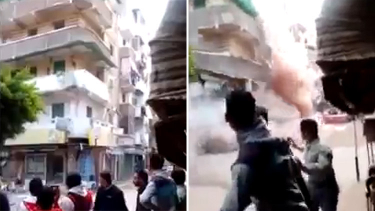 Impactante video: Una multitud corre para salvarse del derrumbe de un edificio en Egipto
