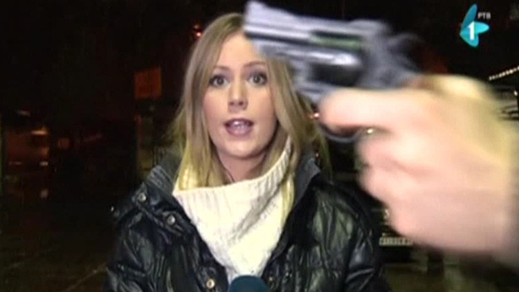 Video: Una reportera amenazada por un hombre con una pistola sigue hablando en directo sin inmutarse