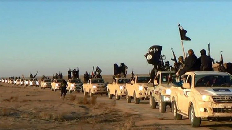Los yihadistas del Estado Islámico recorren las calles con cabezas cortadas