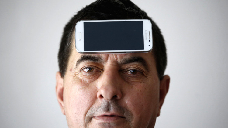 Fusión hombre y máquina: el teléfono móvil del futuro se implantará en la cabeza