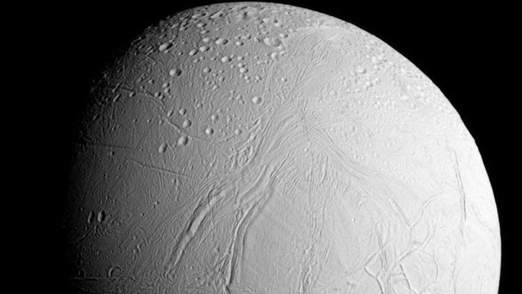 No deja de sorprender: nuevo hallazgo en la más misteriosa luna de Saturno inquieta a la ciencia