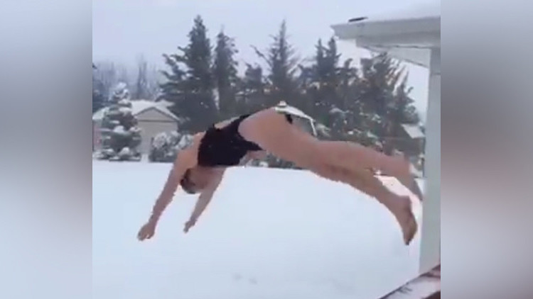 Video: Miles de 'valientes' desafían en traje de baño la 'Snowzilla'
