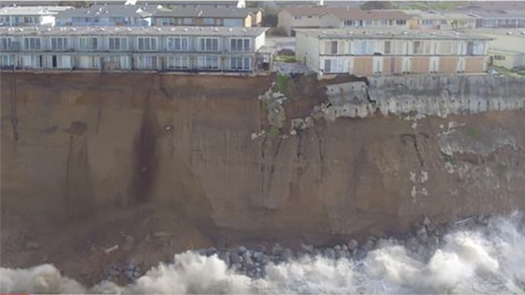 Video: Una ciudad en EE.UU. se cae literalmente por un acantilado al océano por culpa de El Niño