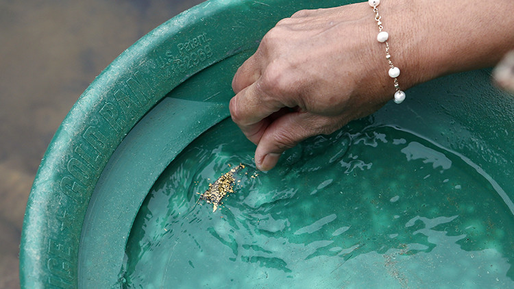 Oro desde el grifo: Elaboran un filtro capaz de separar los metales pesados y preciosos del agua
