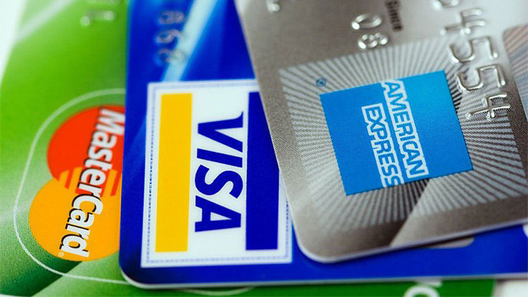 Un vagabundo recibe limosna a través de tarjetas bancarias