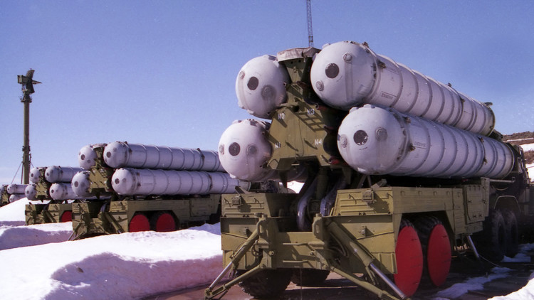 Rusia pone en alerta un complejo de misiles S-300 en los Urales
