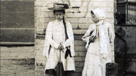 Una 'niña fantasma' que nunca sonríe asoma en varias fotos tomadas antes del fin de la Rusia zarista