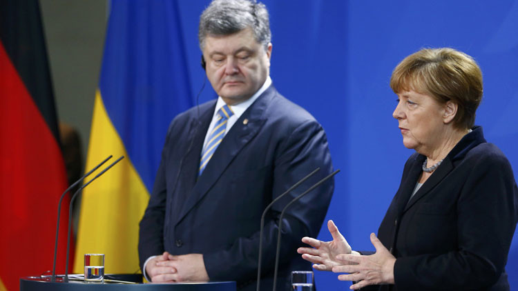 Merkel tuvo que echarse a correr tras Poroshenko para estrecharle la mano (video)