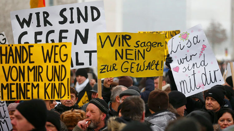 Video: Un alcalde alemán, abucheado por decir que las niñas no deben "provocar" a los refugiados 
