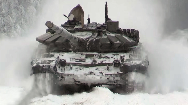 Los equipos rusos de biatlón de tanques mejoran sus habilidades en el frío ártico