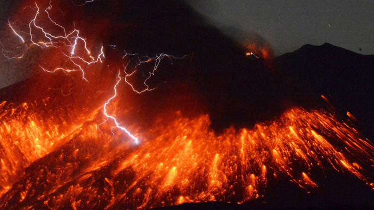 Alerta: Volcán japonés Sakurajima entra en erupción a 50 km de una planta nuclear (Video y Fotos)