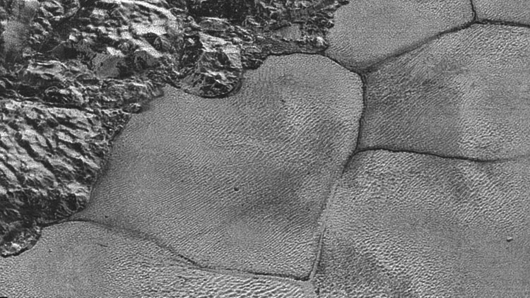 Plutón no deja de intrigar: el planeta enano tiene colinas de hielo flotantes (Foto)