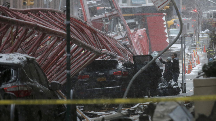 Momento exacto de la caída de una grúa en Manhattan (Video)