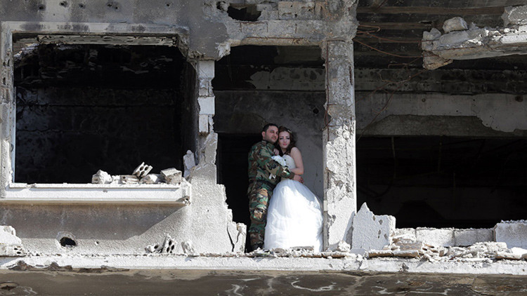 Que ni la guerra los separe: impactantes imágenes de una boda entre las ruinas en Siria