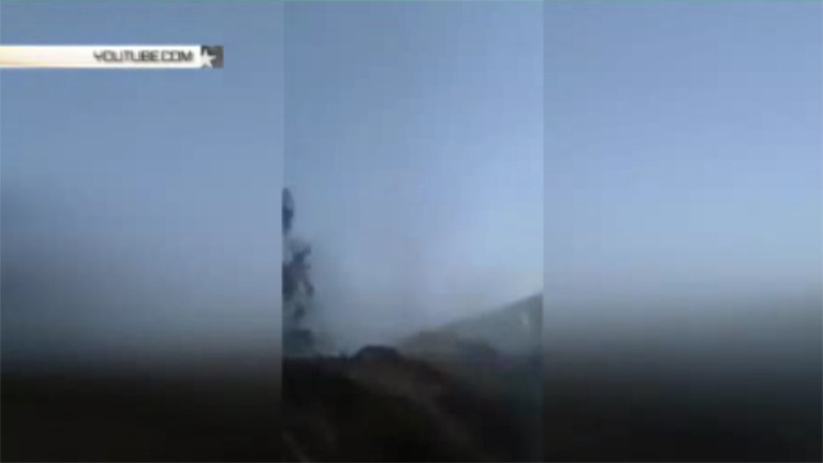 ¡En el blanco!: Una bomba impacta directamente sobre trincheras de terroristas en Siria (video)