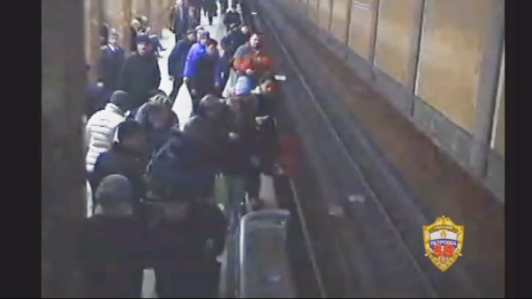 Video: El metro de Moscú les pasa por encima pero logran un rescate heroico