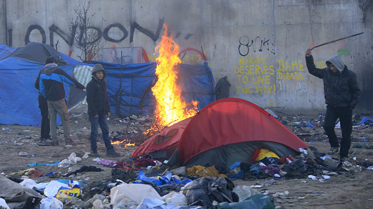 La maldición de Calais: Los residentes denuncian a RT su difícil convivencia con los refugiados