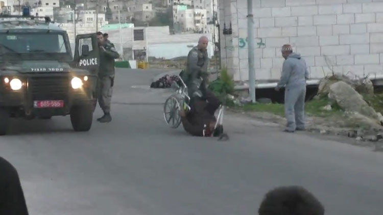 Video: Policía israelí tira al suelo a un discapacitado palestino en silla de ruedas