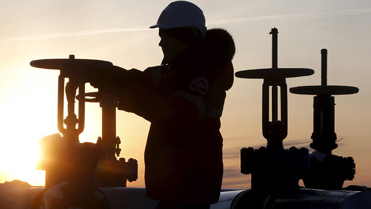 Rusia, Catar, Venezuela y Arabia Saudita acuerdan congelar la producción de petróleo