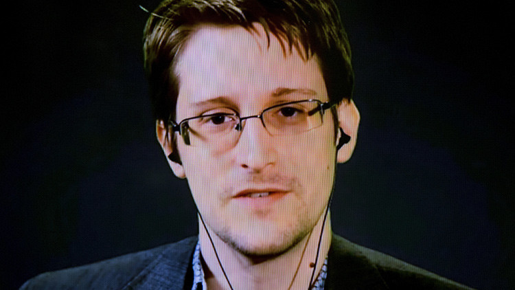Snowden: "El FBI quiere poder hackear iPhones en media hora"