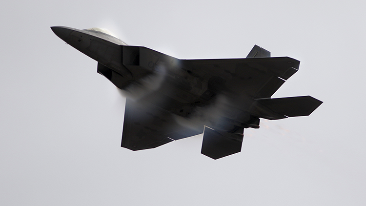 ¿No era indetectable? China es capaz de rastrear a los cazas invisibles F-22 Raptor de EE.UU.