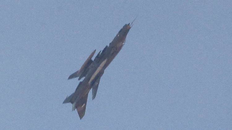 Castigo desde los cielos: Aviones sirios destruyen posiciones del Estado Islámico en Homs