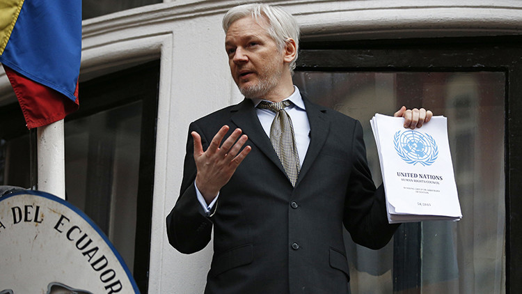 Los abogados de Julian Assange exigen revocar su orden de detención