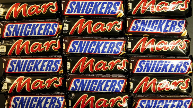 Retiran masivamente las barritas de chocolate Mars y Snickers de 55 países por contener plástico