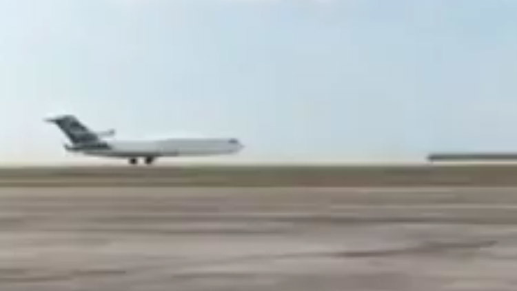 Video: Épico aterrizaje de emergencia de un pesado avión de carga