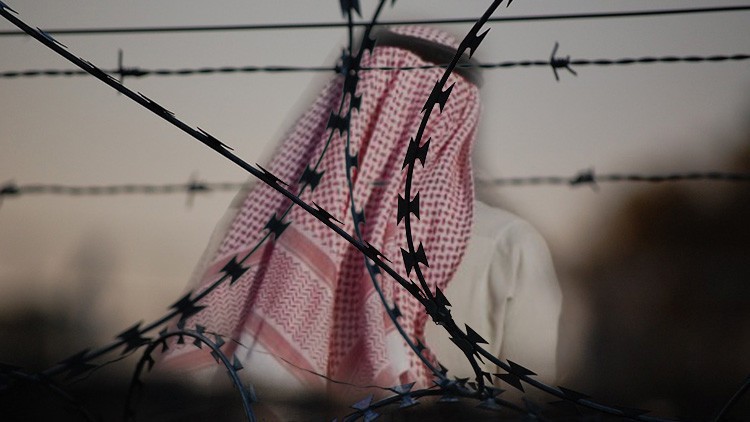 Arabia Saudita: Condenado a 10 años de cárcel y 2.000 latigazos por expresar su ateísmo en Twitter