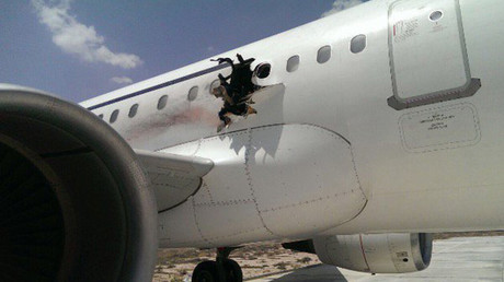 Publican un video del salón del avión que siguió volando pese a tener el fuselaje agujereado