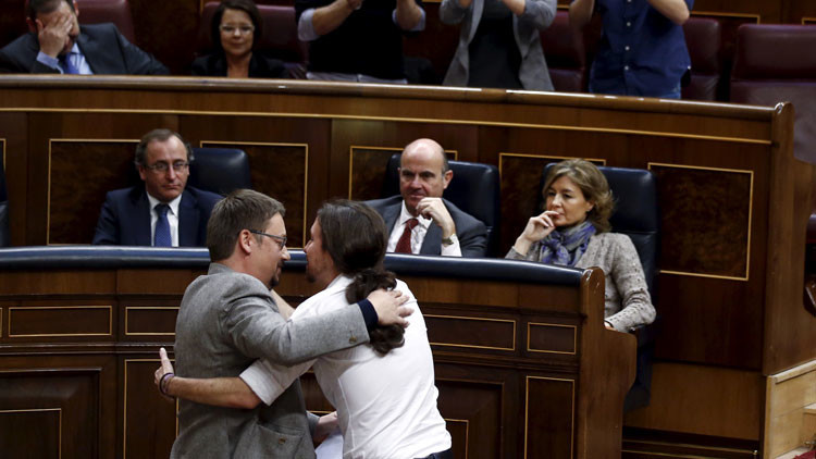 España: El beso en la boca entre Pablo Iglesias y el líder de En Comú Podem incendia la Red (video)