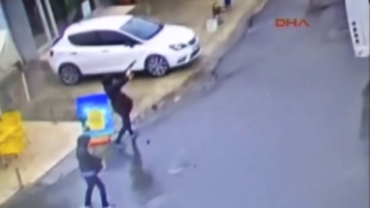 Momento exacto del ataque con granadas de dos terroristas contra la Policía turca (video)