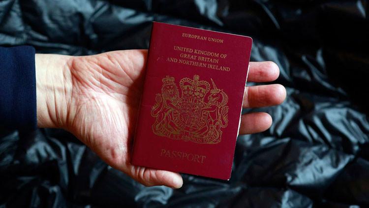Un británico con barba logra atravesar controles para llegar a Alemania con el pasaporte de su novia