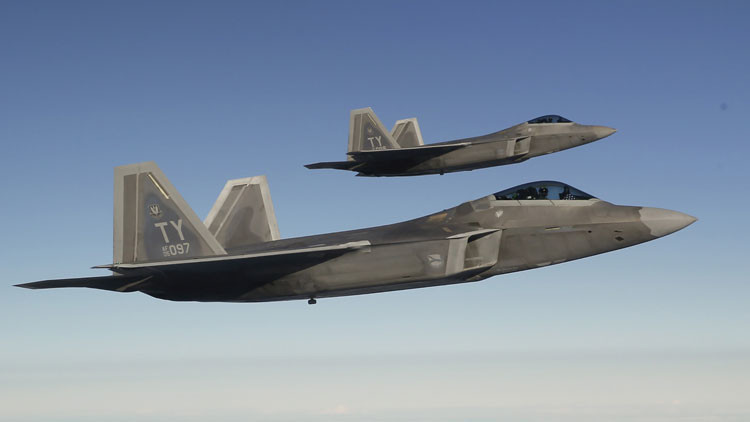 ¿El caza estadounidense F-22 Raptor vuela gracias a tecnología robada?