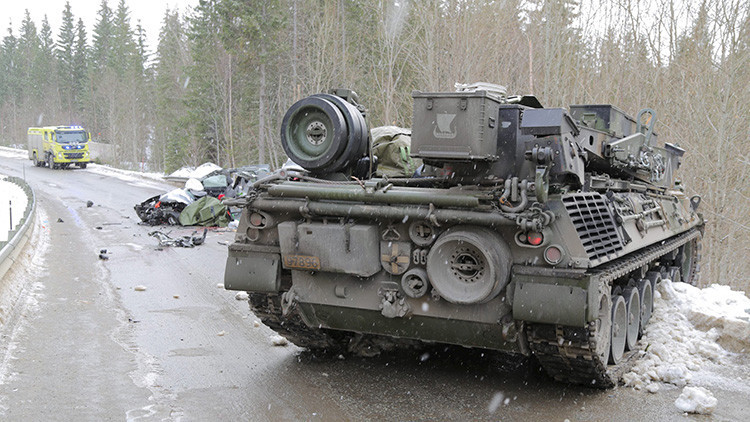 Colisión desigual: Un tanque de la OTAN choca contra un coche en Noruega 