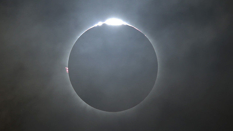 Una visión celestial: Así se vio y se vivió el eclipse solar total a bordo de un avión (video)