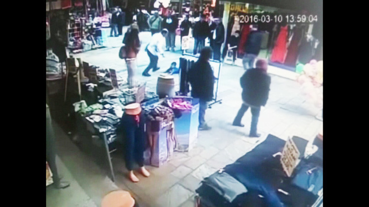 Máxima crueldad (video): Un comerciante turco agrede brutalmente a un niño sirio en pleno mercado