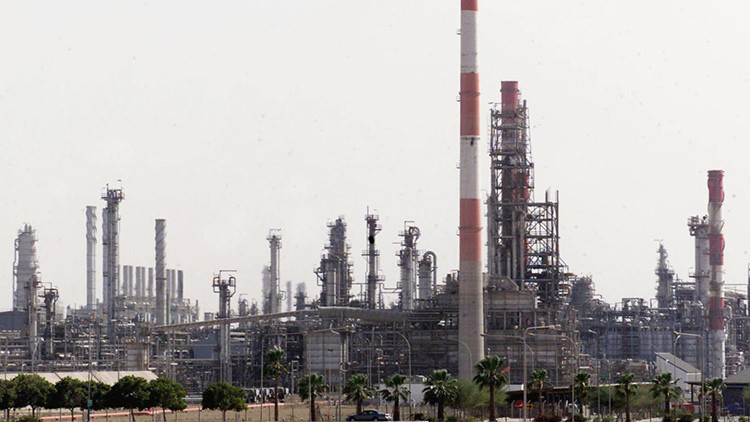 A Arabia Saudita le sale el tiro por la culata en su juego petrolero