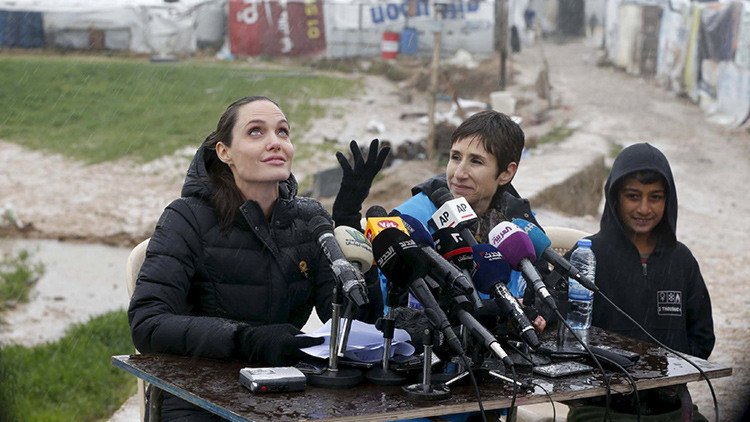 Angelina Jolie desafía las lluvias y visita un campo de refugiados sirios en el Líbano (fotos)