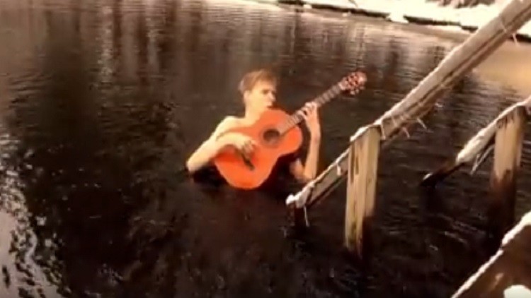 Músico resistente al frío: un guitarrista se lanza a un lago helado para tocar