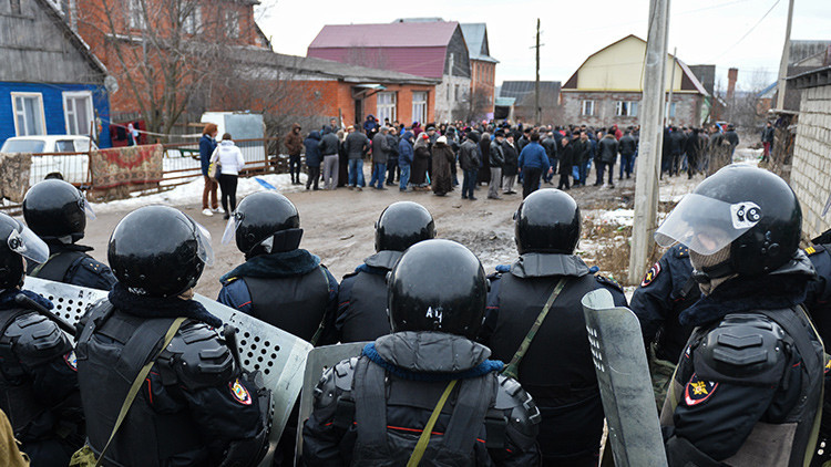 Videos: 500 policías antidisturbios rusos se enfrentan contra un grupo de gitanos