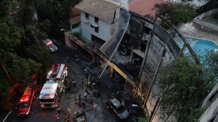 Avioneta cae sobre una casa en Sao Paulo dejando varias víctimas (Videos y Fotos)